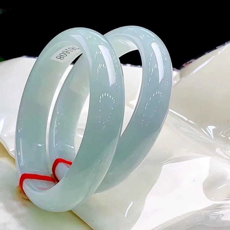 กำไลหยกพม่าสีเขียวอ่อนจากเหมือ - Lighting บทวิจารณ์และราคา